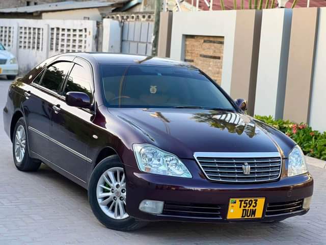 A picture of TOYOTA CROWN ROYAL PRICE 11.8 M