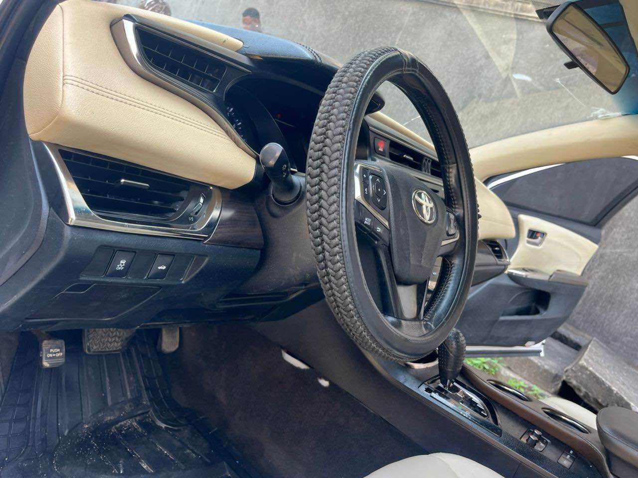 A picture of Toyota Avalon 2016