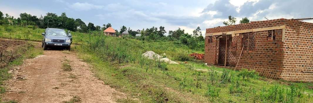 A picture of 0709106274 0774591471 50x100 12M UGX THOUGH INSTALLMENT ACCEPTABLE