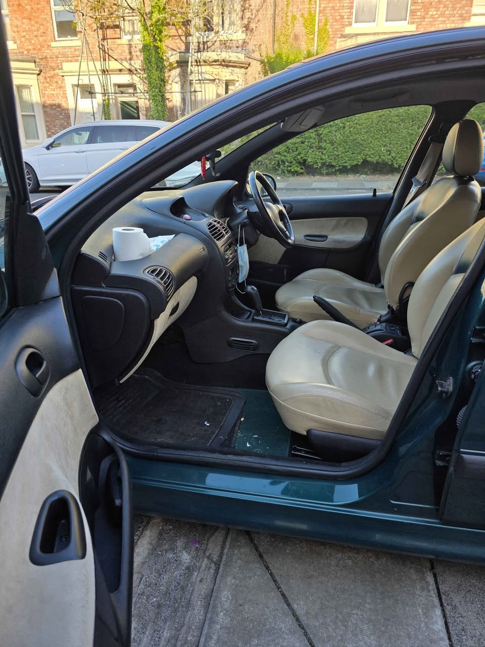 A picture of 2000 Peugeot 206