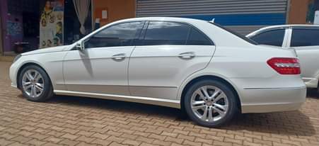 A picture of MERCEDES BENZ E300 MODEL 2010 NEW BRAND MILEAGE 72772 PRICE