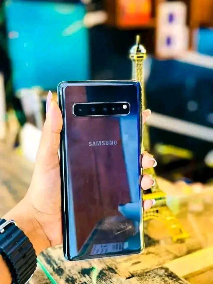 A picture of Samsung S10 
