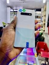 A picture of Samsung S10 128gb 8gb clean no cracks at only 500k