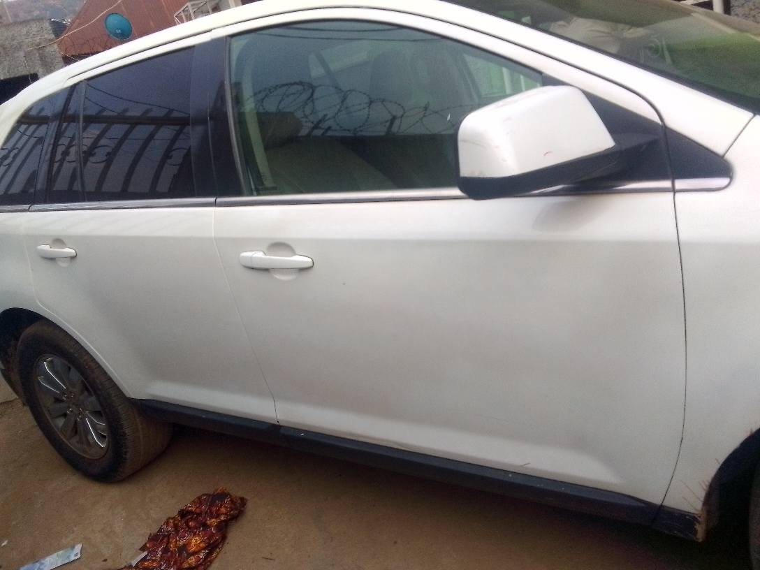 A picture of 2010 ford edge with untempered engine and gear only ac