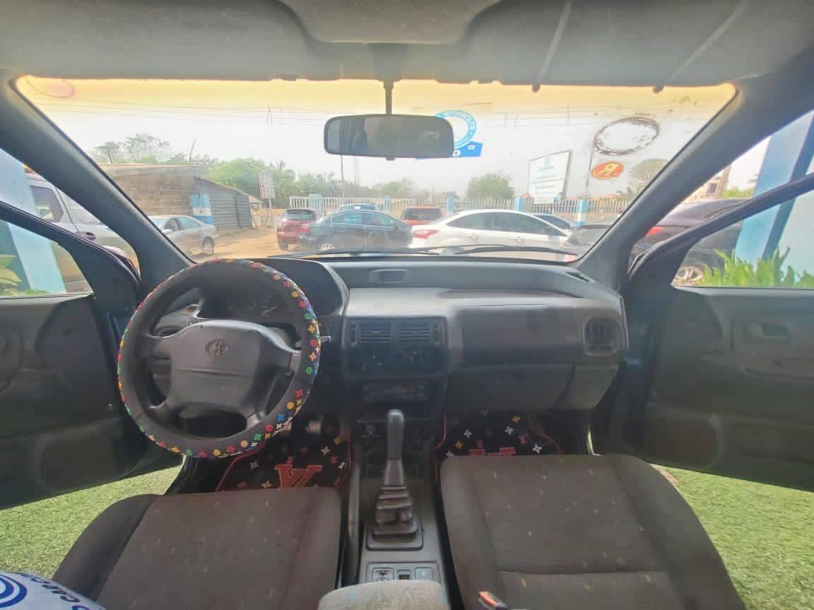 A picture of 2003 Hyundai santomo