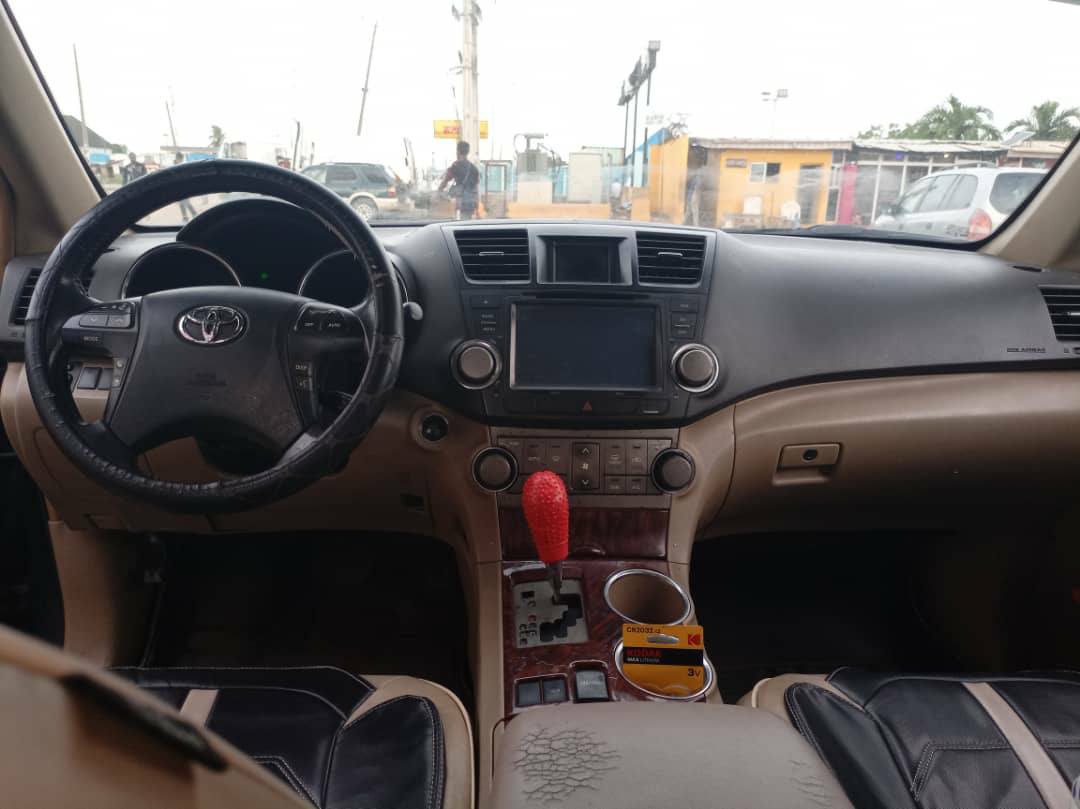 A picture of 010 Toyota highlander registered Full option Buy and drive 11.2m