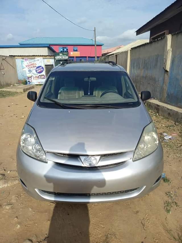 A picture of Toyota Sienna 2006 08025815643