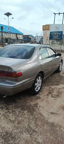 A picture of Toyota Camry 02 LE 08020698400