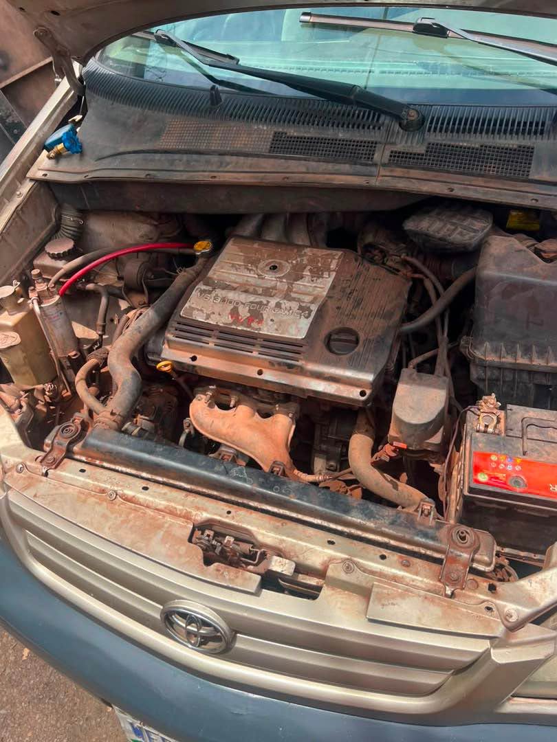 A picture of Toyota sienna 2003