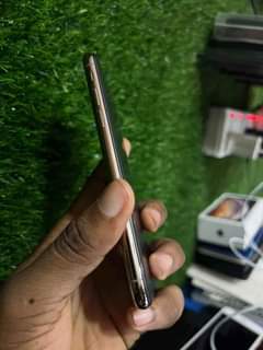 A picture of iPhone 11promax 64gib no Face ID battery 80 
