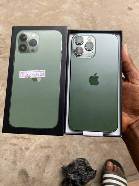 A picture of 11 pro max iPhone has a screen cracked