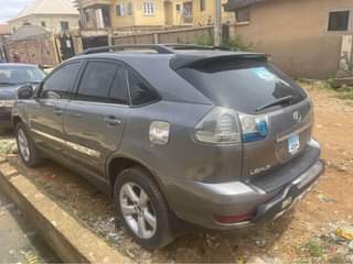 A picture of Lexus RX 330