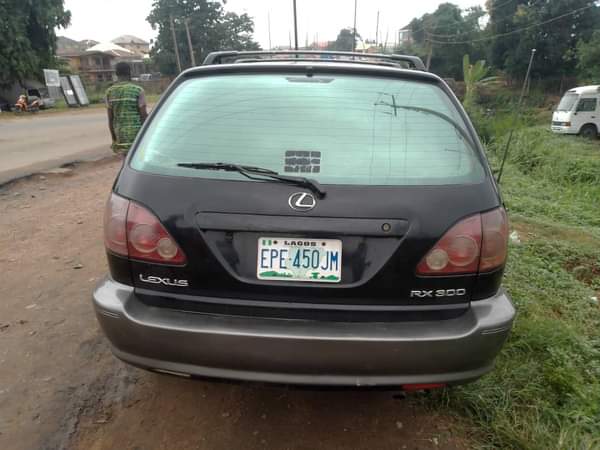 A picture of Lexus Rx 300 first Body Engine Gear AC nothing to