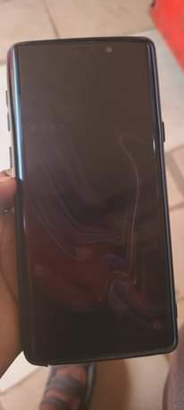A picture of Samsung note 9 128gb storage 6gb ram good battery clear