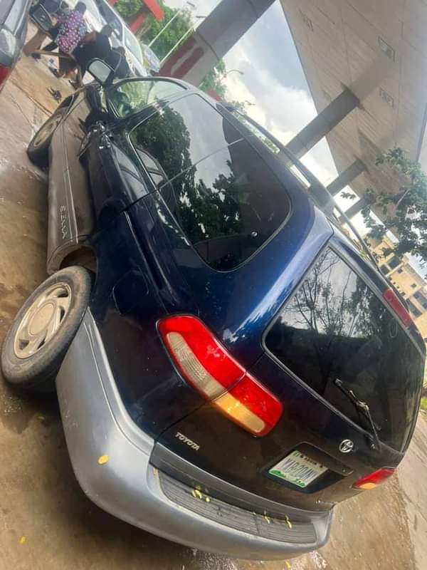 A picture of Belgium Standard Toyota Sienna 2002 First body AC chilling power