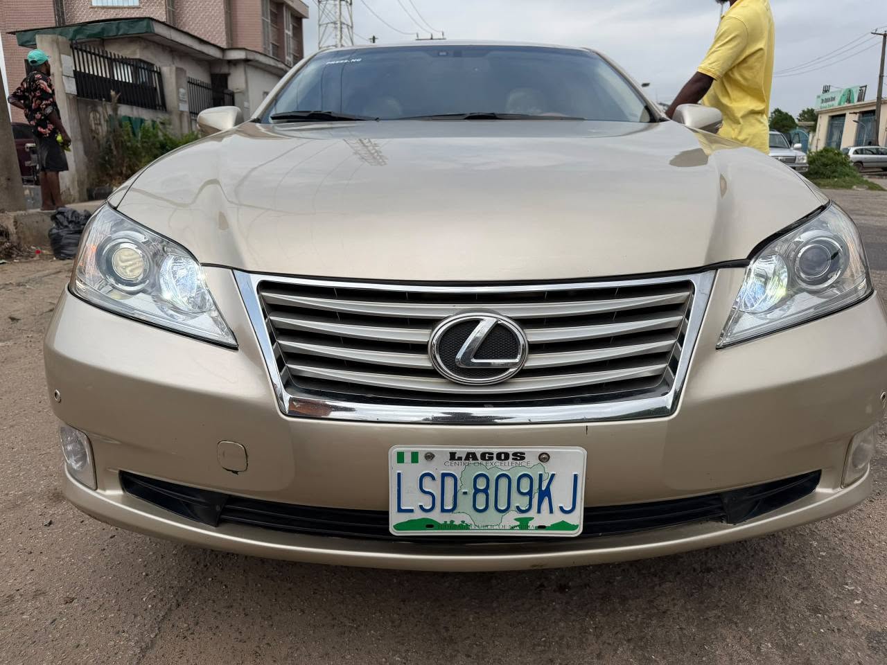 A picture of Lexus ES 350 Nigeria used first body everything is working
