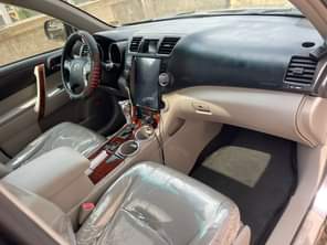 A picture of This is fully loaded Toyota Highlander 2013 model direct toks