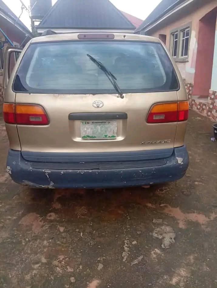 A picture of 2002 Toyota sienna