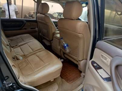 A picture of 2004 land cruiser