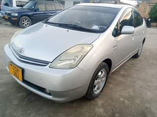 A picture of Toyota prius unawasha unaondoka Injin ndogo c 1290 Full ac