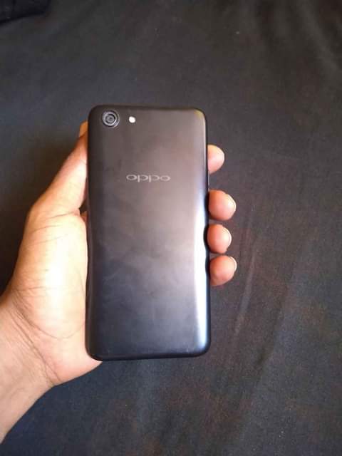 A picture of Oppo a83 .. rom 128 6 gb... Clean