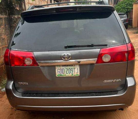 A picture of Toyota Sienna 2006 Model