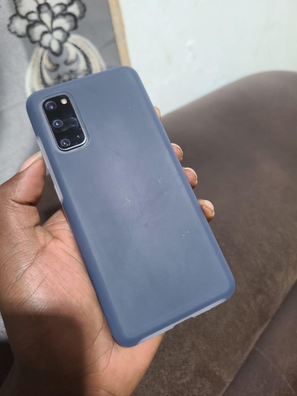 A picture of Sumsung galaxy s20 5g