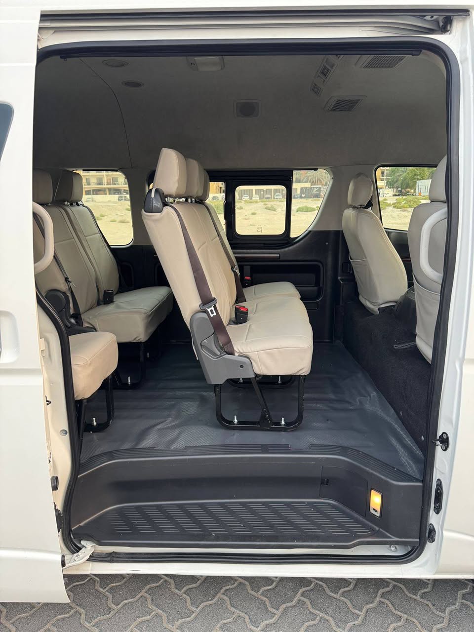 A picture of Toyota Hiace van auto 2015 14 site 971566482809