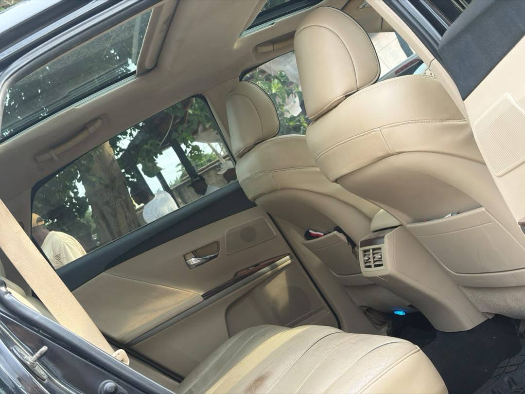 A picture of Mad Distress alert Belgium standard Toyota Venza 2010 model with