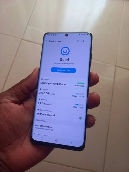 A picture of Samsung galaxy s20 ultra 5G 256gb 12gbram 5000mah battery onscreen