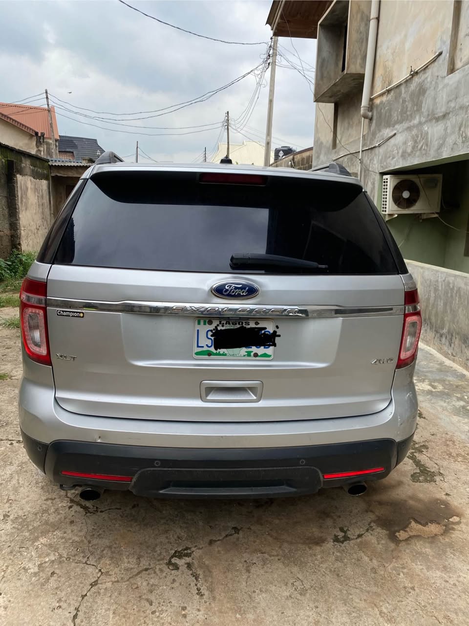 A picture of Ford explorer 2012 with untouched engine and gear ac Moscow