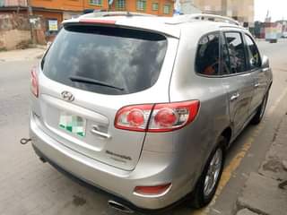 A picture of Hyundai Santa 2010