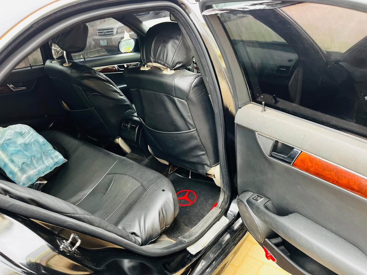 A picture of 2009 Mercedes Benz C300 4 400 000