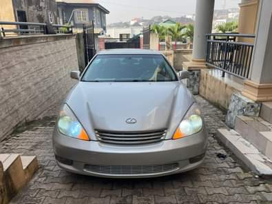 A picture of This is crispy clean lexus Es300 2003 model 80 first