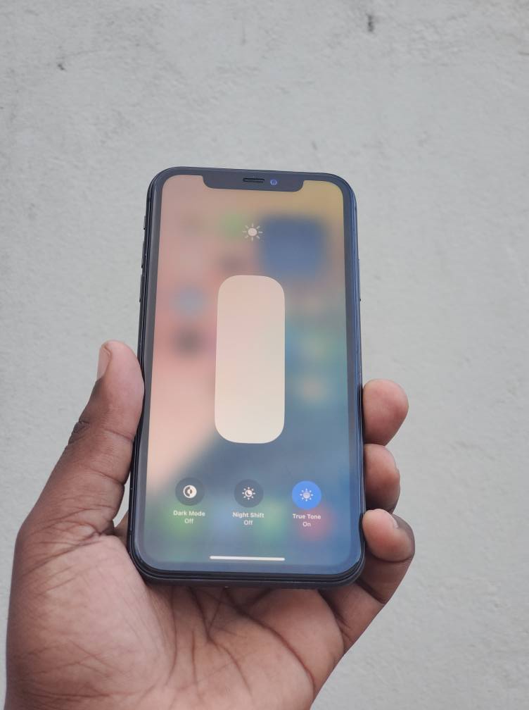 A picture of Iphone 11 64gb