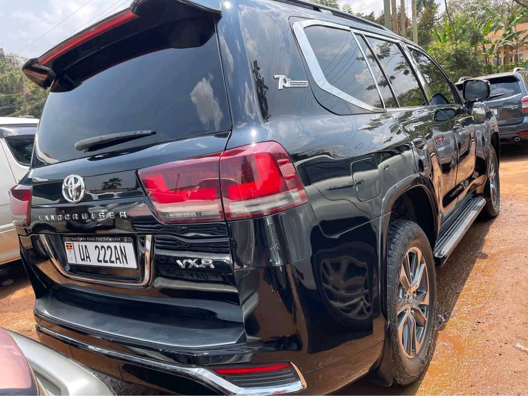 A picture of Land Cruiser V8 VX R 2015 facelifted diesel 175M