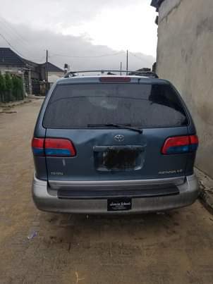 A picture of toyota sienna 2000
