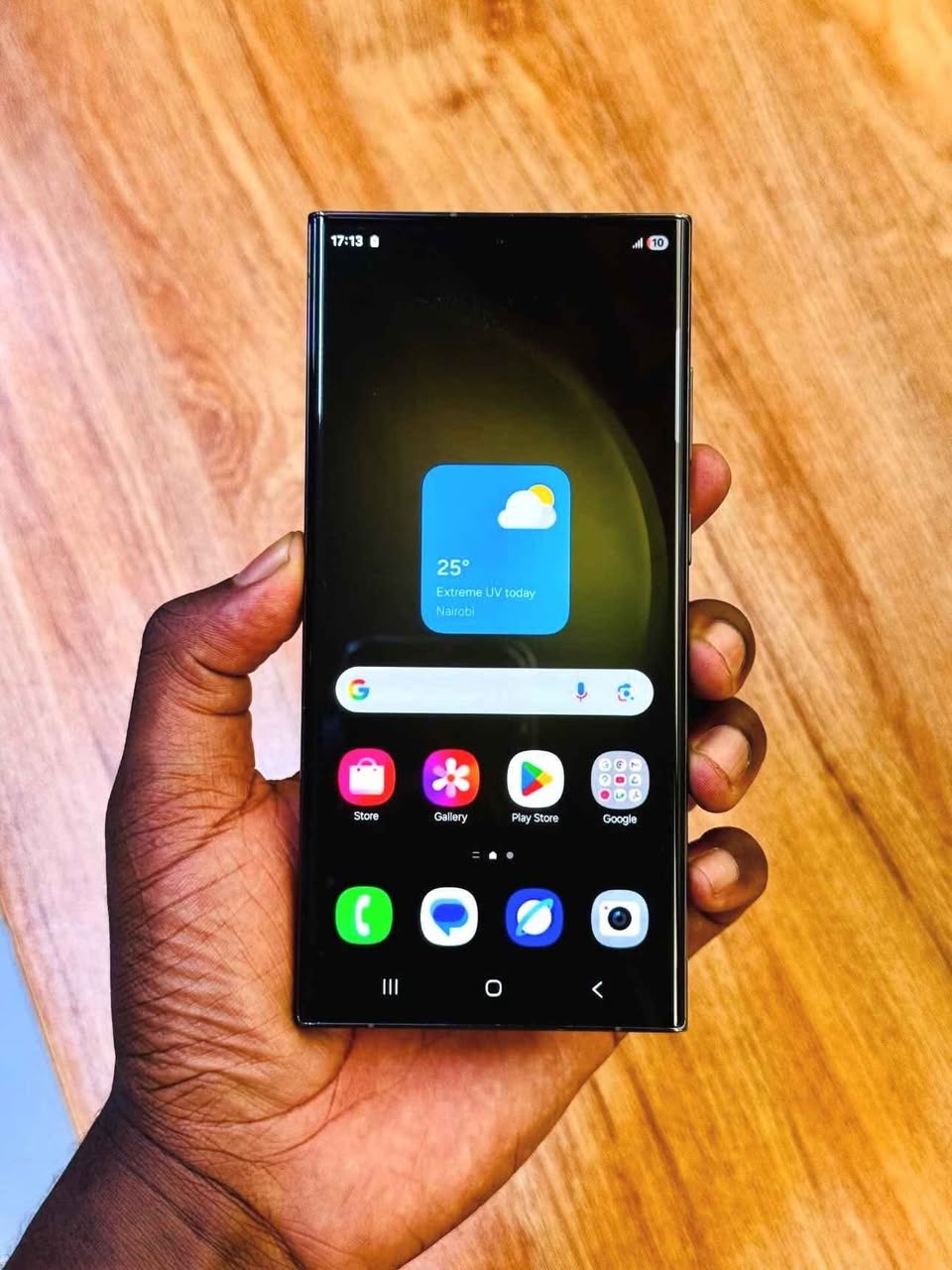 A picture of S23 ultra..at 500k...512gb storage...perfect condition...