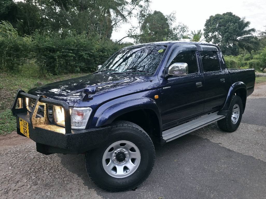 A picture of Toyota Hilux 2002 0713331594