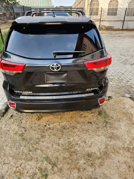 A picture of Awoof owner need money Reg 2015 HIGHLANDER XLE 16m last
