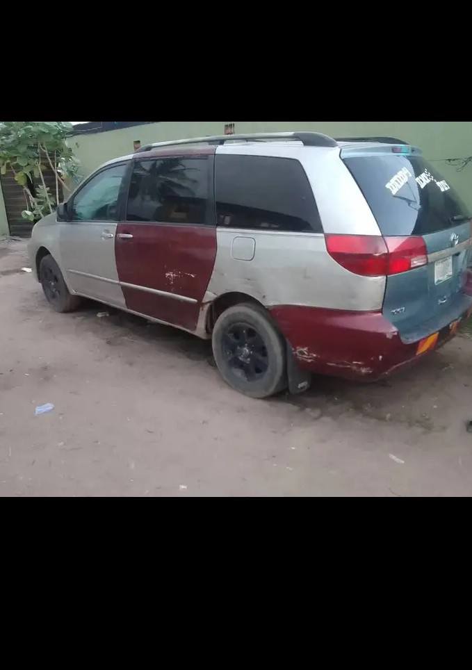 A picture of Toyota sienna 2005