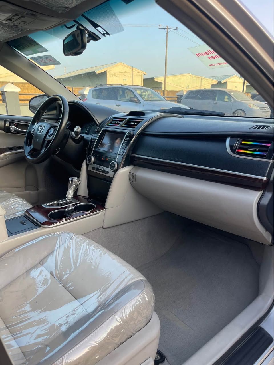 A picture of TOYOTA CAMRY XLE 2013