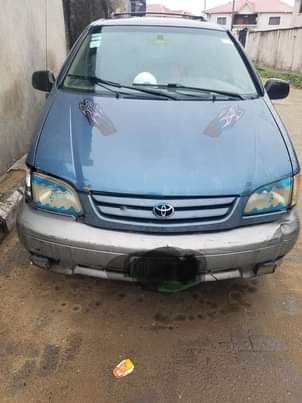 A picture of toyota sienna 2000