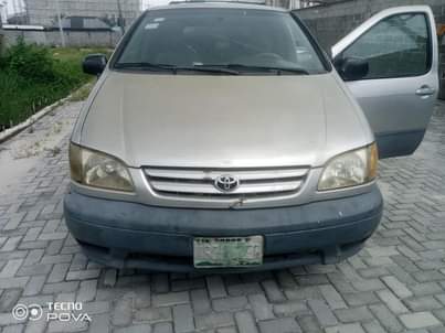A picture of Toyota sienna NIGERIA USED