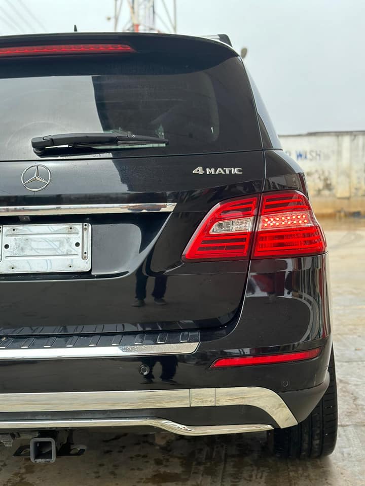 A picture of Less than 6months registered 2014 Ml350 Automatic folding mirror Functional