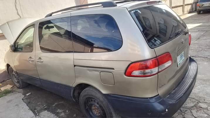 A picture of Toyota Sienna 2001