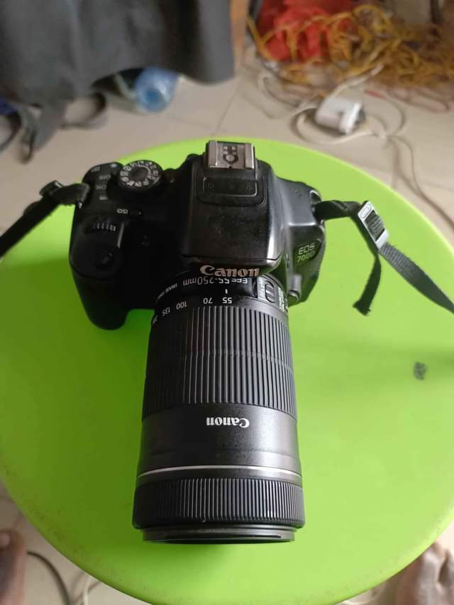 A picture of Canon 700d na Lens 55 200mm Clean Bei ya Kubwaga