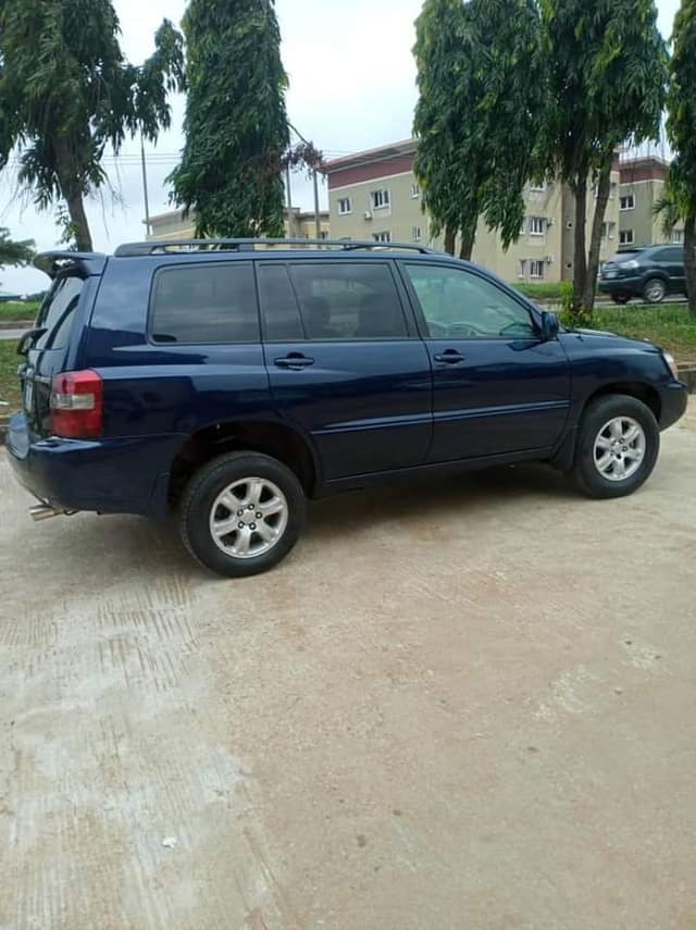 A picture of Toyota highlander 04 model