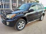A picture of Toyota RAV4 anne 2004 bote manuelle climatisation d origine pentures