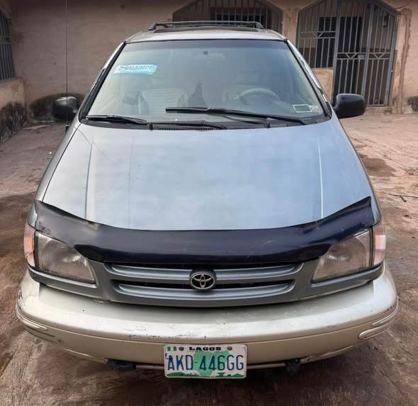 A picture of TOYOTA SIENNA 2001